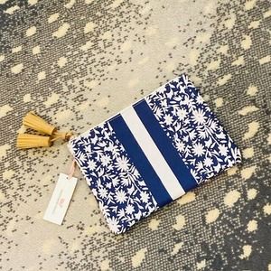 NWT Vineyard Vines $98 Otomi Floral Print Blue White Preppy Clutch Purse Bag